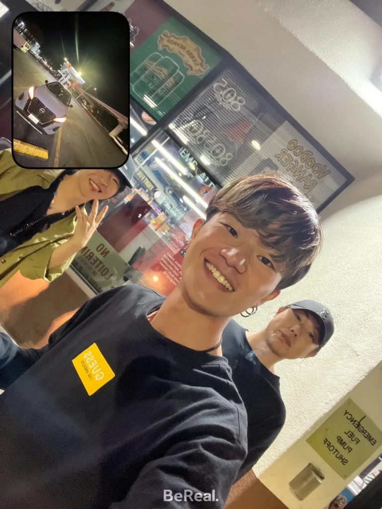 ラスベガス旅行中に友人たちと撮影した記念写真
