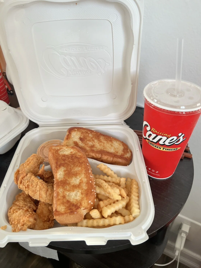 Raising Cane’sの人気メニューBOX COMBOのチキンフィンガーとポテト