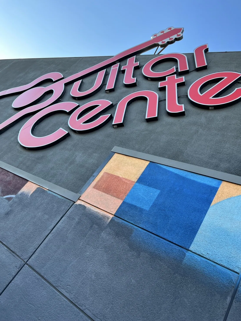 ロサンゼルスのGuitar Centerの看板
