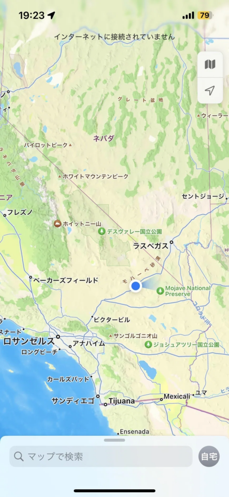 モハーヴェ砂漠周辺を走行中に地図を確認している様子
